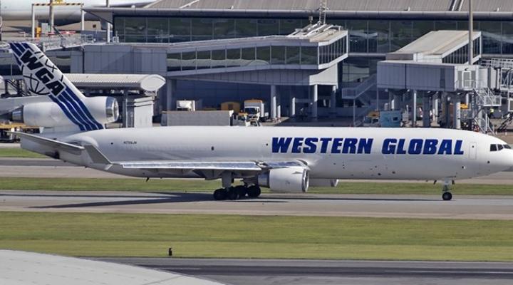 MD-11F należący do Western Global na lotnisku (fot. Paul Spijkers, GFDL, Wikimedia Commons)