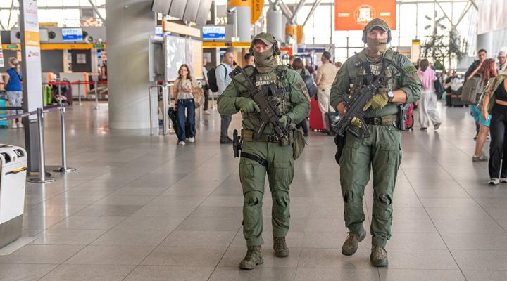 Patrol funkcjonariuszy Straży Granicznej w terminalu Lotniska Chopina (fot. Nadwiślański OSG)