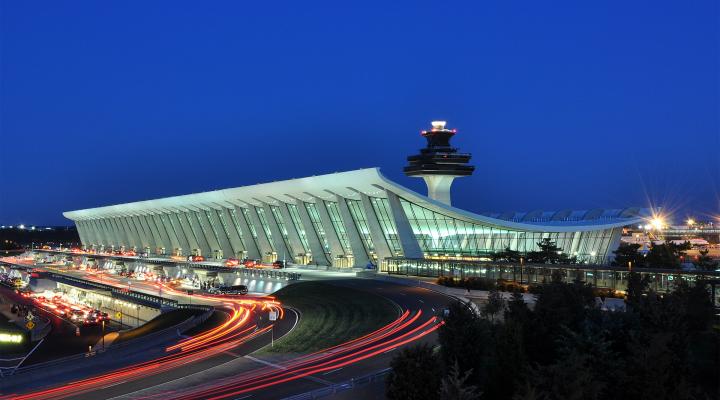 Port Lotniczy Waszyngton-Dulles o zmierzchu - terminal główny (fot. Joe Ravi, CC-BY-SA 3.0, Wikimedia Commons)