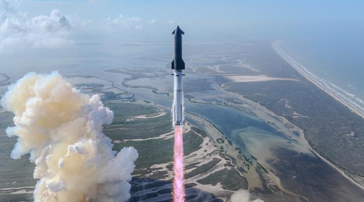 Starship V3 po raz pierwszy wzbija się w powietrze (fot. SpaceX, platforma X)