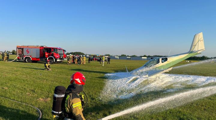 Viper SD-4 (SP-LIV) na lotnisku w Michałkowie (fot. KP PSP Ostrów Wielkopolski)