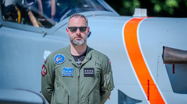 Kpt. pil. Eryk Parzyszek - pierwszy lewy prowadzony (fot. Aerobatic Team Orlik, Facebook)