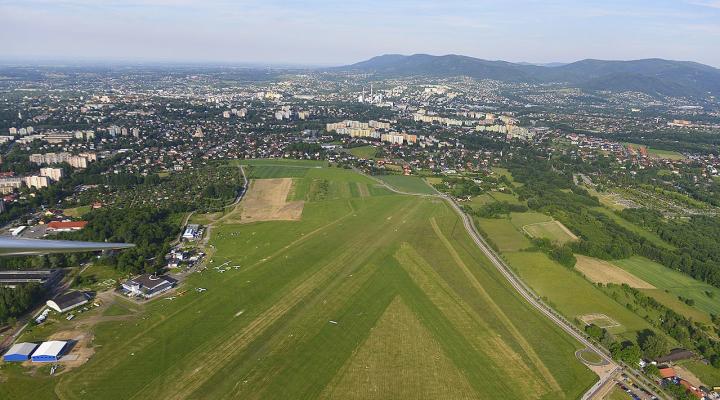 Lotnisko Bielsko-Biała Aleksandrowice (fot. Bieniecki Piotr, CC BY-SA 3.0, Wikimedia Commons)