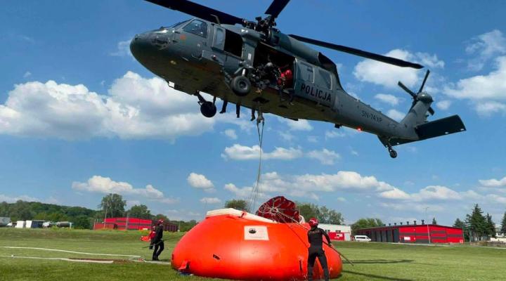 Policyjni lotnicy i Black Hawk wspólne ćwiczenia na poligonie Akademii Pożarniczej (fot. KG PSP)