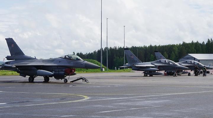 Polskie F-16 i M-346 Bielik na płycie lotniska w Finlandii, fot. źródło Polska Zbrojna