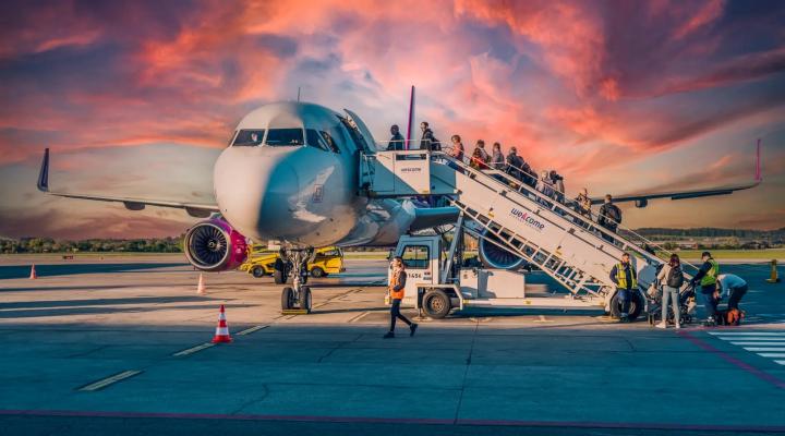 Port Lotniczy Gdańsk - pasażerowie wchodzą do samolotu Wizz Air (fot. Port Lotniczy Gdańsk)