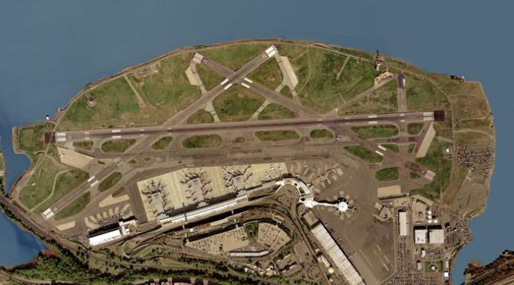 Port Lotniczy im. Ronalda Reagana w Waszyngtonie - zdjęcie lotnicze (fot. United States Geological Survey (USGS), domena publiczna, Wikimedia Commons)