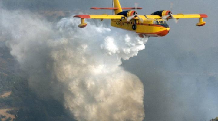 Canadair CL215 z 43. Grupy Sił Powietrznych Hiszpanii podczas zrzutu (fot. Javiramos43, CC BY 3.0, Wikimedia Commons)