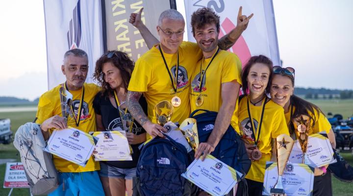 Dwójki Kariny 2026 - podium (fot. SkyDive Warszawa, Facebook)