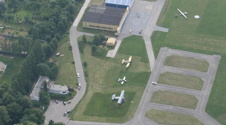 Infrastruktura lotniska w Masłowie – baza operacyjna Aeroklubu Kieleckiego (fot. Gmina Masłów)