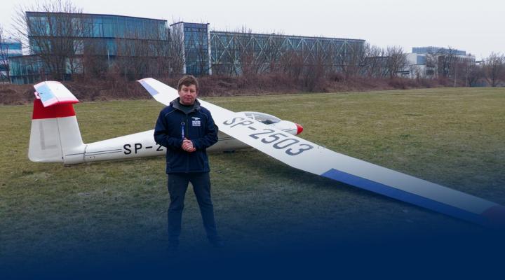 Marek Siuta opowiada o szybowcu SZD-30 Pirat (fot. Muzeum Lotnictwa Polskiego)