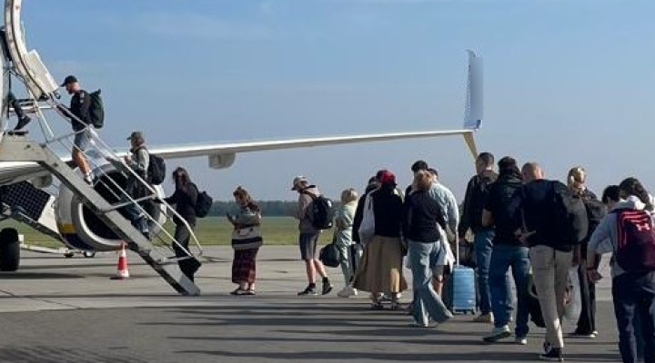 Pasażerowie wchodzą do samolotu na poznańskim lotnisku (fot. Nadodrzański OSG)