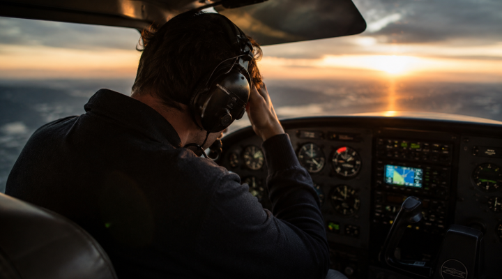 Pilot podczas wymagającego lotu samolotem, fot. źródło dlapilota.pl
