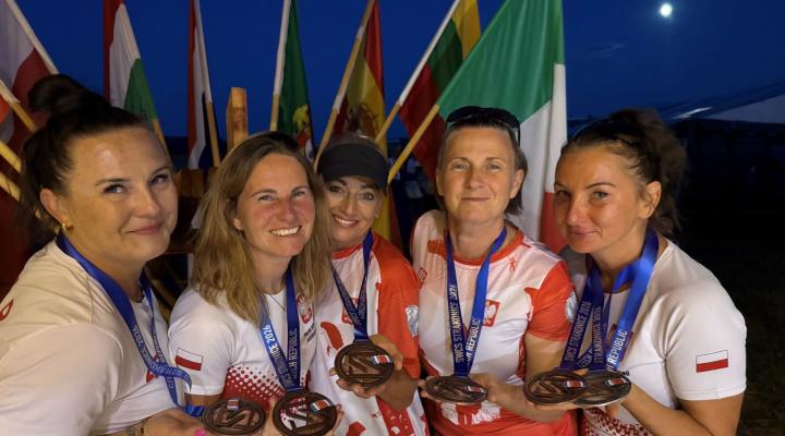 Reprezentantki Polski na podium Pucharu Świata w celności lądowania (fot. Ośrodek Szkolenia Wysokościowo-Ratowniczego i Spadochronowego)
