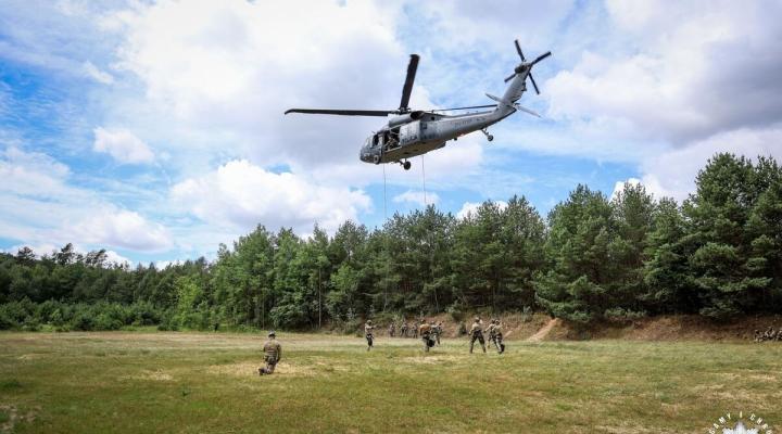 S-70i Black Hawk Policji podczas ćwiczeń kontrterrorystów (fot. KWP w Kielcach)