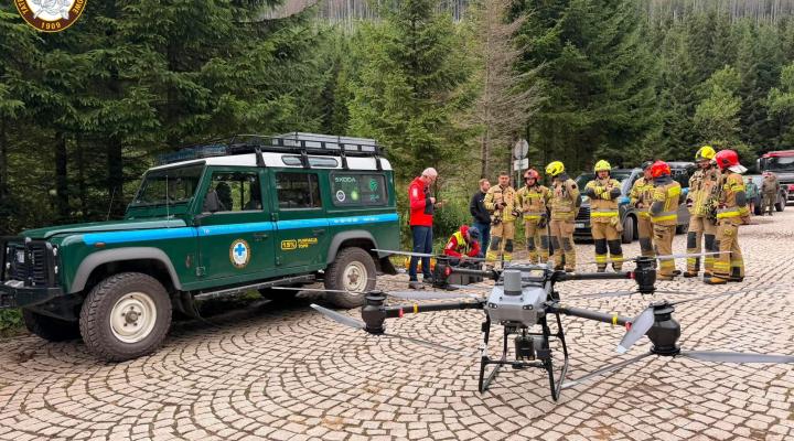 Dron użyty przez ratowników TOPR do rozpoznania terenu w poszukiwaniu pożaru (fot. K. Gołąb, TOPR)