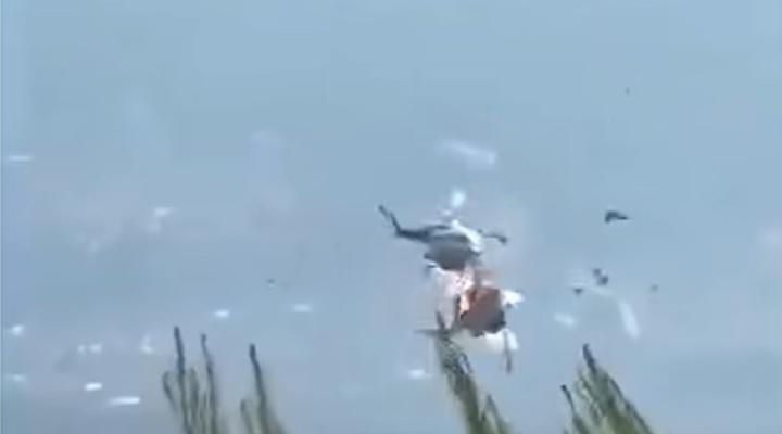 Kolizja śmigłowców gaśniczych Bell 214ST w Grecji (fot. kadr z filmu na youtube.com)
