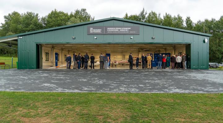 Nowy hangar dla szybowców w Bezmiechowej Górnej (fot. Sebastian Stankiewicz, Biuro prasowe UMWP)