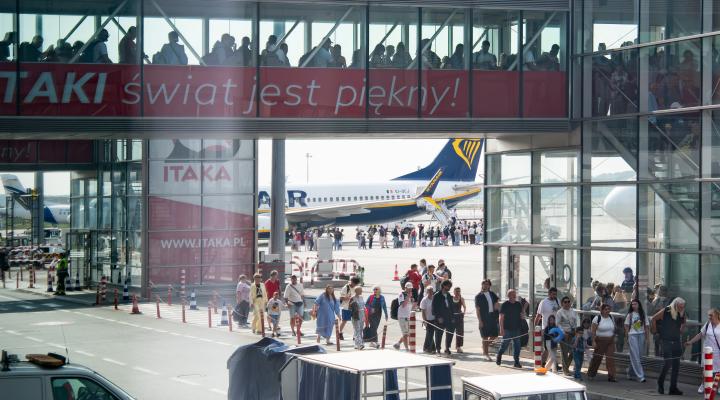 Port Lotniczy Wrocław - pasażerowie na płycie i przy terminalu (fot. Port Lotniczy Wrocław)