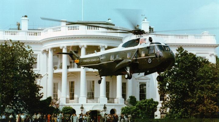 Sikorsky SH-3 Sea King (Marine One) przed Białym Domem (fot. United States Marine, Unknown author, Domena publiczna, Wikimedia Commons)