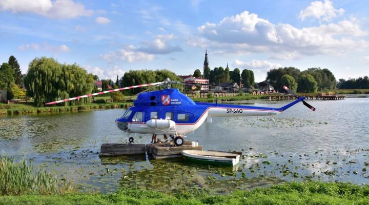 Śmigłowiec Mi-2 po renowacji wrócił na swoje miejsce w Mełgwi (fot. Tomasz Kozyra)