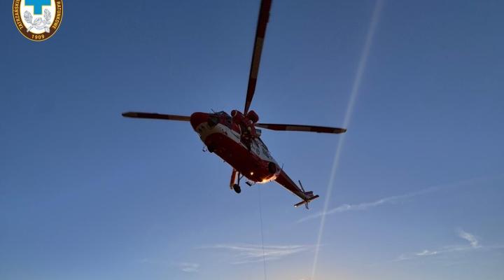 Akcja ratunkowa TOPR z użyciem śmigłowca przed zachodem słońca (fot. TOPR)