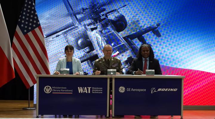 Boeing i WAT podpisują umowę offsetową dot. śmigłowców Apache wspierającą szkolenie techniczne i rozwój technologii kompozytowych w Polsce (fot. MON)