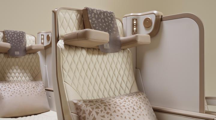 Elektryczny fotel premium economy od Emirates (fot. Emirates)