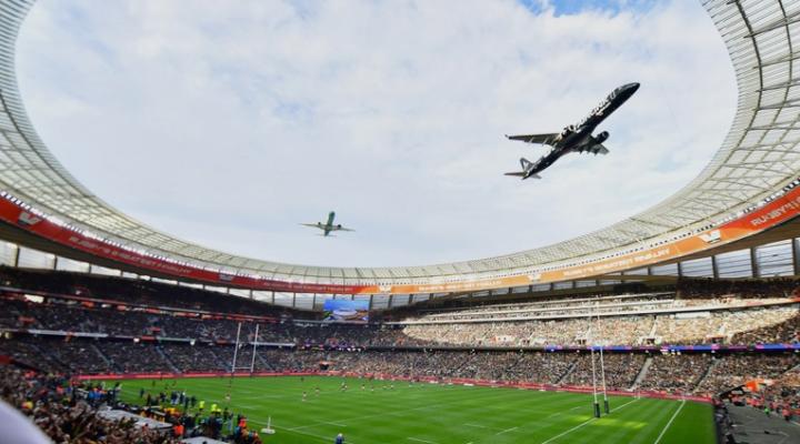 Niski przelot dwóch Emraerów linii Airlink nad stadionem w Kapsztadzie, fot. The Times