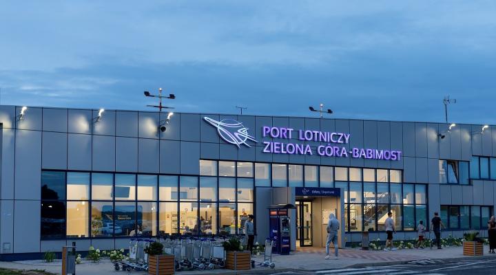 Port Lotniczy Zielona-Góra Babimost - terminal wieczorem (fot. PPL)