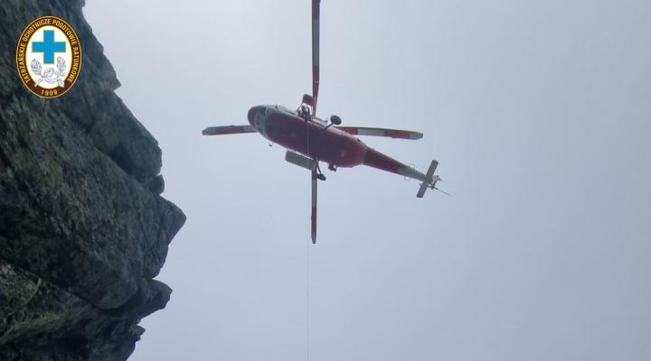Załoga śmigłowca TOPR wciąga na pokład śmigłowca poszkodowanego turystę (fot. TOPR)