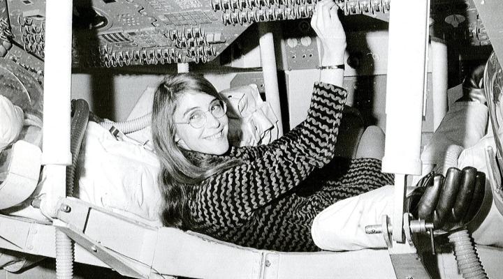 Margaret Hamilton, podczas pracy jako główna deweloperka oprogramowania lotu Apollo (fot. NASA, Domena publiczna, Wikimedia Commons)
