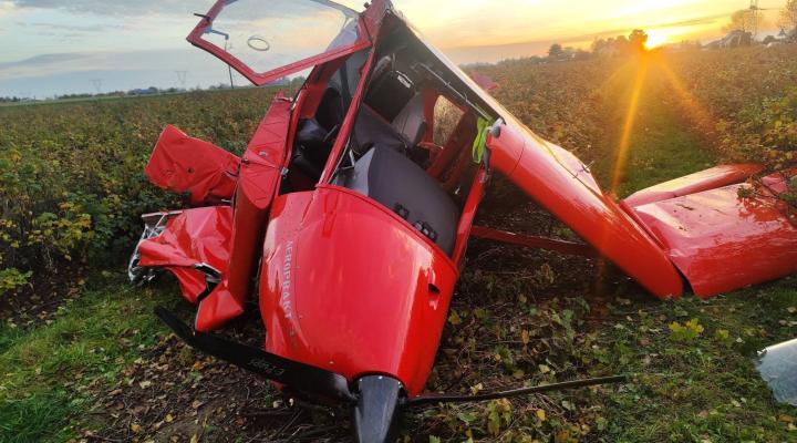 Miejsce awaryjnego lądowania samolotu Aeroprakt A-32 w Rybnie (fot. KP PSP w Sochaczewie)