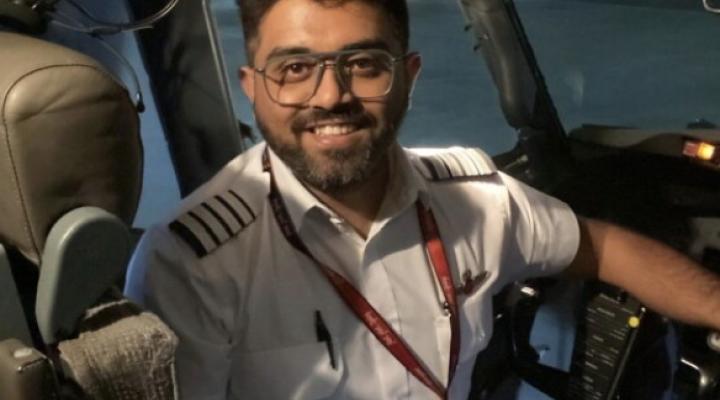 Pilot Smit Machchhar linii FlyDubai, fot. AP News