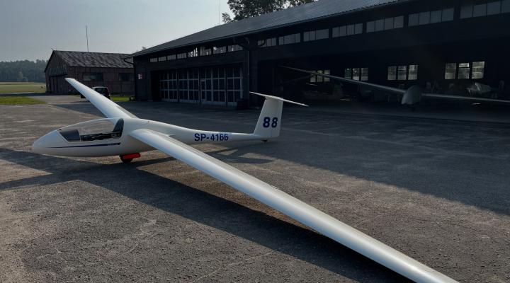 Standard Cirrus (SP-4166) przed hangarem (fot. Aeroklub Nadwiślański)