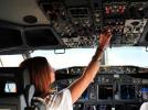 Kobieta kapitan w kokpicie samolotu liniowego