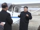 Kim Dzong Un przed samolotem północnokoreańskiej produkcji