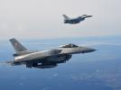 Dwa myśliwce F-16 (fot. mjr Robert Siemaszko / CO MON)