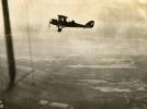 De Havilland DH-9 w czasie lotu nad lotniskiem w Toruniu, fot. muzeumsp.pl