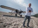Kamil Skorupski po lądowaniu przy samolocie Carbon Cub (fot. Aeropact)
