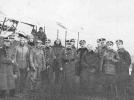 Personel i słuchacze Szkoły na Lotnisku Mokotowskim w maju 1919 roku/ źródło: wikipedia