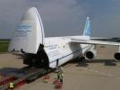 An-124 na płycie lotniska - załadunek (fot. National Geographic)