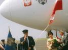 Chrzest B763 SP-LPC na lotnisku w Poznaniu. Pod samolotem kpt. Jerzy Góźdź i matka chrzestna Jadwiga Rotnicka