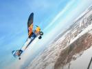 Carbon Cub w locie filmowany z drona w zimowej scenerii (fot. kadr z filmu na youtuce.com)