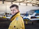 Dominik Punda w hangarze z samolotami w tle (fot. Aeroklub Ziemi Lubuskiej)