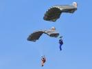Dwaj spadochroniarze w locie (fot. 25 BKPow)