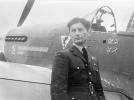 Eugeniusz Horbaczewski przed swoją maszyną,2 sierpnia 1944 (fot.Polish Official Photographer/Domena publiczna/Wikimedia Commons)
