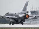 F-16 na pasie startowym - widok z tyłu (fot. arch. 32 BLT)