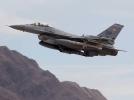 F-16 startuje z bazy lotniczej Nellis w Las Vegas (fot. reviewjournal.com)