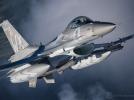 F-16 w locie - widok z bliska z ukosa (fot. Piotr Łysakowski)